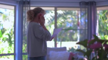 Telefonda tartışan kadın. 