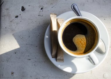 Bir kafede sabah kokulu espresso. Üstte görüntü.