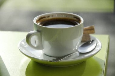 Bir kafede sabah kokulu espresso.