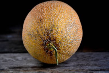 Eski bir rustik masada bıçaklı bir kavunun meyvesi.