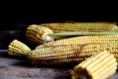 Eski bir rustik masada mısır Genç meyveler.