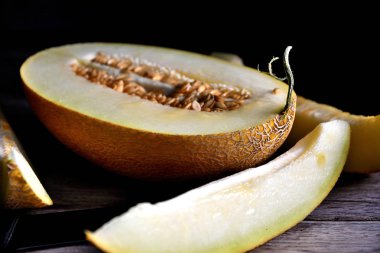 Tahta bir masada dilimlenmiş kavun..