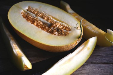 Tahta bir masada dilimlenmiş kavun..