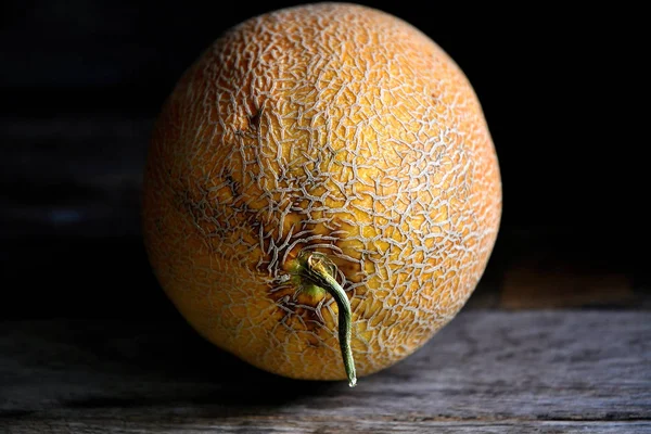 Fruto Entero Melón Con Cuchillo Sobre Una Vieja Mesa Rústica — Foto de Stock