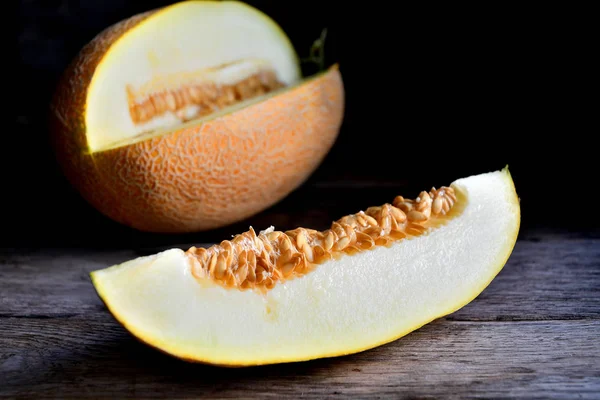 Melón Rodajas Cuchillo Una Mesa Madera — Foto de Stock