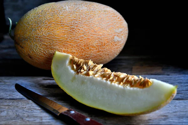 Melón Rodajas Cuchillo Una Mesa Madera — Foto de Stock