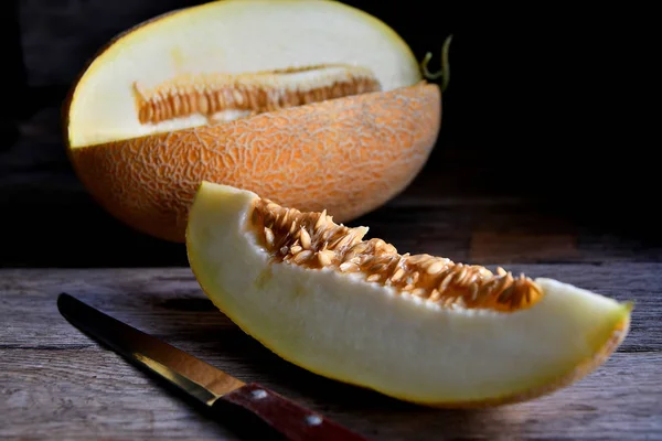 Melón Rodajas Cuchillo Una Mesa Madera — Foto de Stock