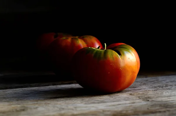Tomates Rouges Mûres Empilées Manière Ordonnée Sur Une Vieille Table — Photo
