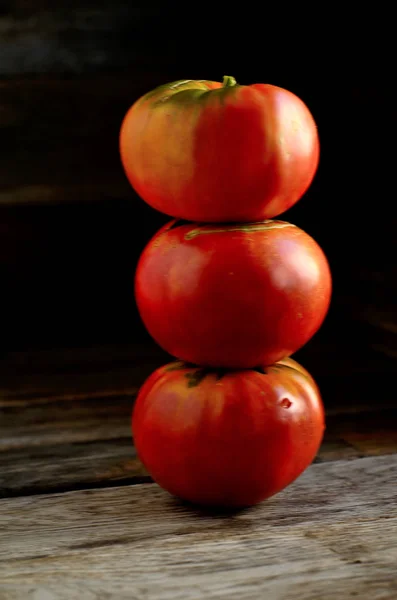 Tomates Rouges Mûres Empilées Manière Ordonnée Sur Une Vieille Table — Photo