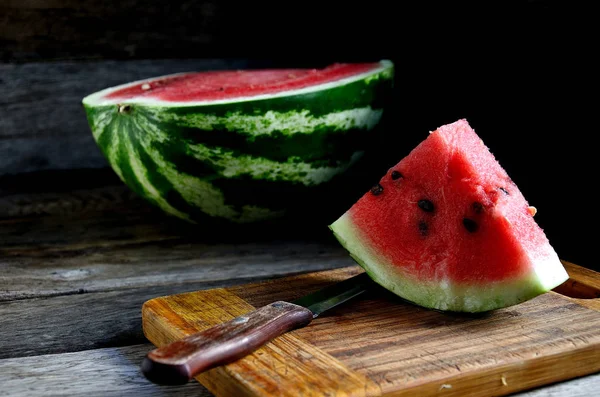 Wassermelone Scheiben Geschnitten Messer Küchenbrett Auf Einem Alten Rustikalen Tisch — Stockfoto