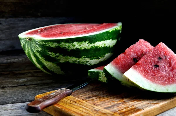 Watermeloen Gesneden Mes Keuken Board Een Oude Rustieke Tafel — Stockfoto