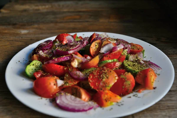 Insalata Estiva Pomodori Cetrioli Spezie Erbe Aromatiche Piatto Bianco Tavolo — Foto Stock