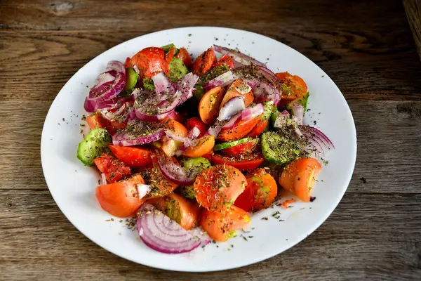 Salada Verão Tomates Pepinos Temperos Ervas Uma Chapa Branca Uma — Fotografia de Stock