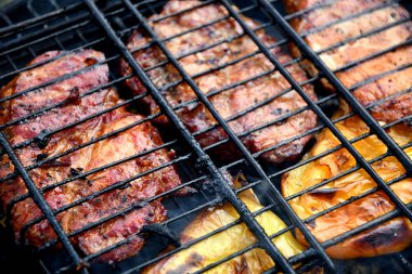 Barbekü açık havada Biftek ve ızgara üzerinde duman biber.