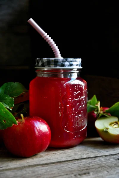 Geschmorte Äpfel Auf Einem Rustikalen Tisch Glas Mit Strohhalm Und — Stockfoto