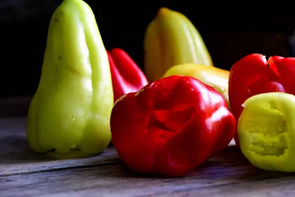 Green Red Bell Peppers Rustic Table — Stock Photo, Image