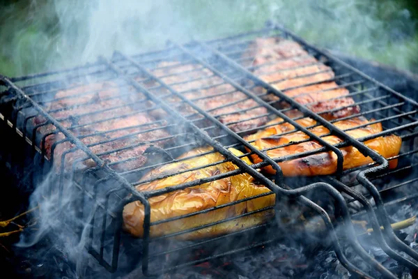 Grill Zewnątrz Stek Papryka Dymie Grillu — Zdjęcie stockowe