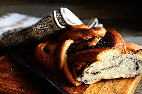 Bröd Med Vallmofrön Kniv Folkservett Ett Rustikt Bord Holiday Macovei — Stockfoto