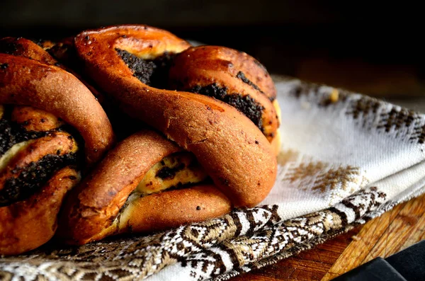 Pan Con Semillas Amapola Cuchillo Una Servilleta Popular Una Mesa — Foto de Stock