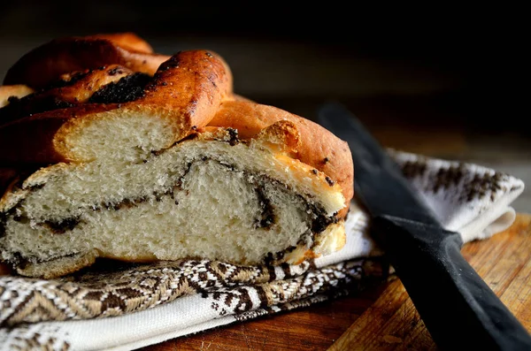 Bröd Med Vallmofrön Kniv Folkservett Ett Rustikt Bord Holiday Macovei — Stockfoto