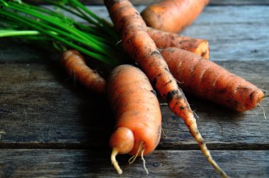 Doğrudan bahçeden mutfağa işaretleme ahşap bir masa üzerinde yatıyor.