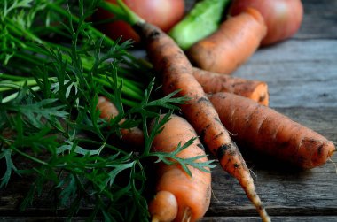Doğrudan bahçeden mutfağa işaretleme ahşap bir masa üzerinde yatıyor.