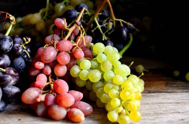 Köyde üzüm hasadı, üzüm demeti eski bir rustik masada yatıyor..