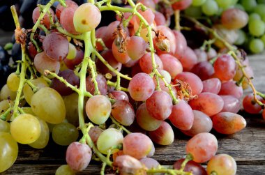 Köyde üzüm hasadı, üzüm demeti eski bir rustik masada yatıyor..