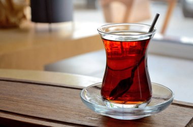 Türk çayı, bir kafede tahta tepside çay ile bir bardak.