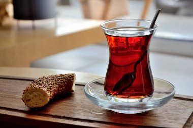 Bir şehir sokak kafede bir masada Türk çayı ve dilimlenmiş simit.
