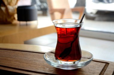 Türk çayı, bir kafede tahta tepside çay ile bir bardak.