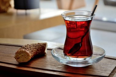 Bir şehir sokak kafede bir masada Türk çayı ve dilimlenmiş simit.