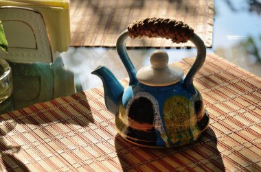 Parkta bir yaz kafede bir masada Seramik çaydanlık.