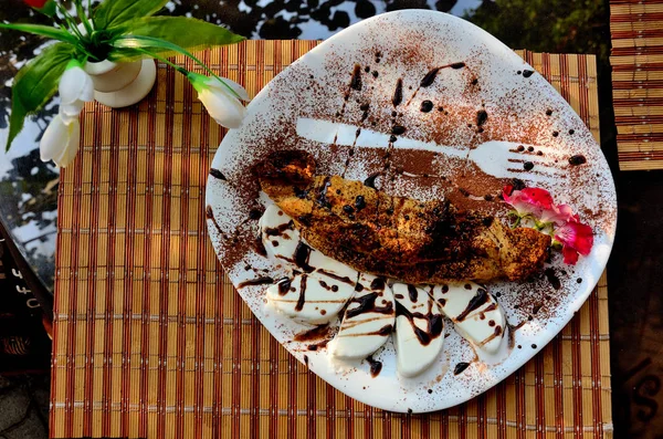 Apfelstrudel Auf Einem Tisch Einem Sommercafé Einem Sonnigen Tag Park — Stockfoto