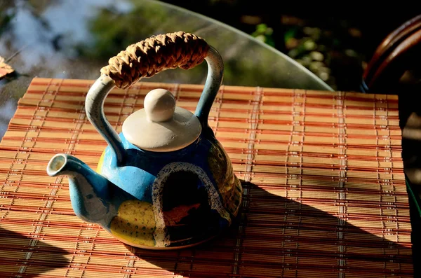 Керамический Чайник Столе Летнем Кафе Парке — стоковое фото