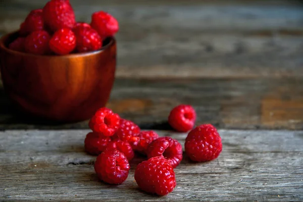 Himbeeren Einer Holzschale Und Auf Alten Holzbrettern Verstreut — Stockfoto