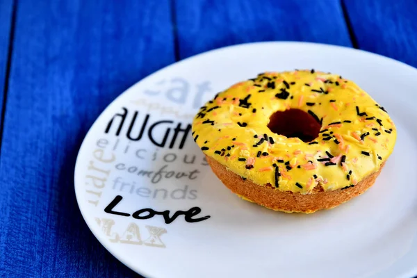 Delicioso Donut Plato Blanco Sobre Una Mesa Tablas Pintadas Azul — Foto de Stock