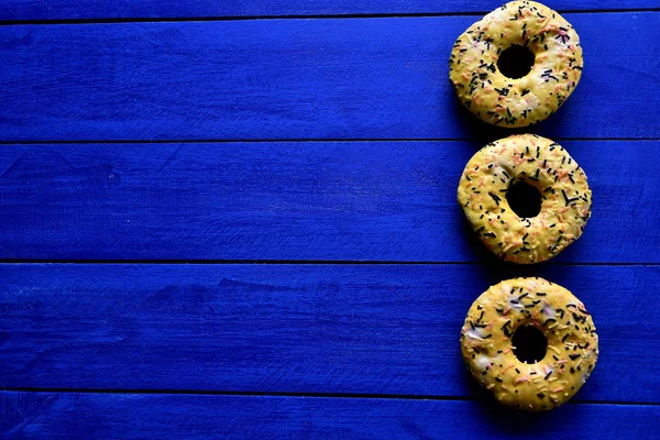 Tres Deliciosas Rosquillas Una Vista Superior Fondo Azul Lugar Para — Foto de Stock