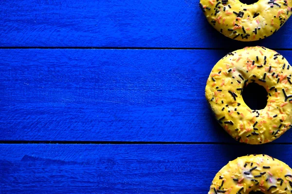 Tres Deliciosas Rosquillas Una Vista Superior Fondo Azul Lugar Para — Foto de Stock