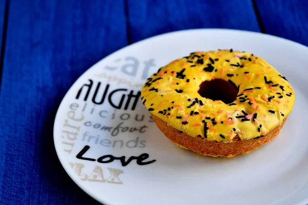 Delicioso Donut Plato Blanco Sobre Una Mesa Tablas Pintadas Azul — Foto de Stock