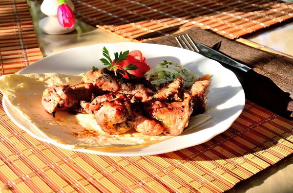 Fleisch Einem Teller Auf Dem Grill Gekocht Auf Einem Tisch — Stockfoto