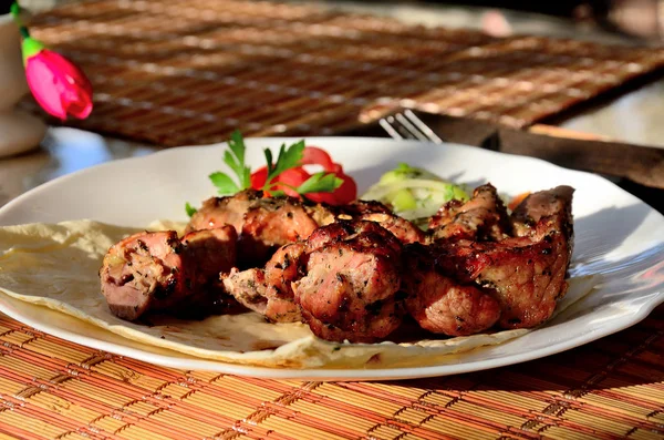 Viande Dans Une Assiette Cuite Sur Gril Sur Une Table — Photo