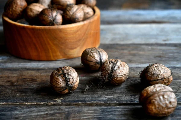 Dadi Raccolti Una Ciotola Legno Uno Sfondo Vecchie Tavole Legno — Foto Stock