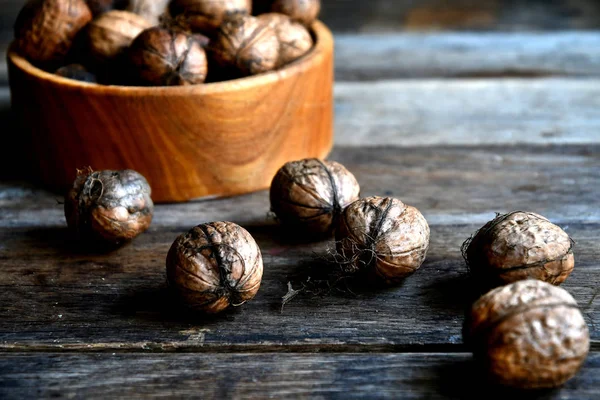 Dadi Raccolti Una Ciotola Legno Uno Sfondo Vecchie Tavole Legno — Foto Stock