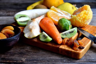 Meyve dilimlemek için pişirilmiş meyve salatası..