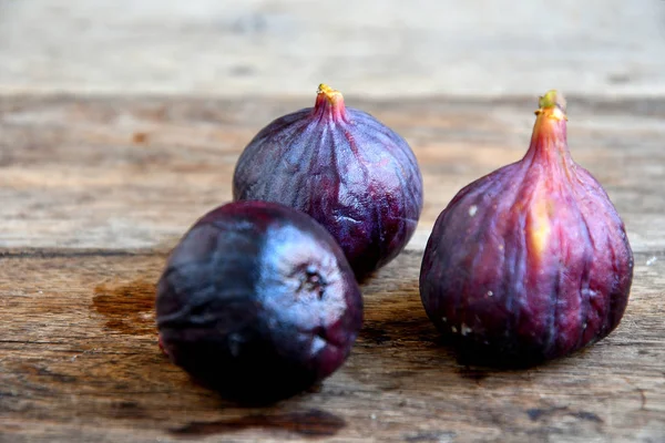 Tre Frutti Fico Maturi Vecchie Tavole Legno — Foto Stock