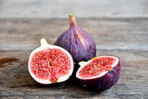 Figues Cassées Mûres Sur Vieilles Planches Bois — Photo