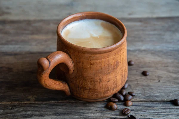 Káva Mlékem Keramické Tradiční Pohár Starém Rustikálním Stole — Stock fotografie