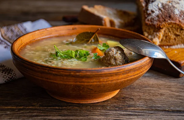 Sopa Com Almôndegas Uma Tigela Cerâmica Barro Guardanapo Popular Uma — Fotografia de Stock