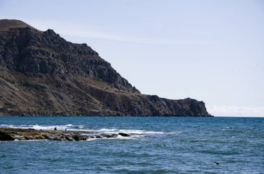 Deniz manzarası, deniz ve dağlar, güneşli bir yaz günü.